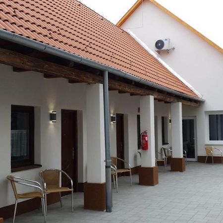 Czermann Holiday Inn Oroszlány Exterior foto