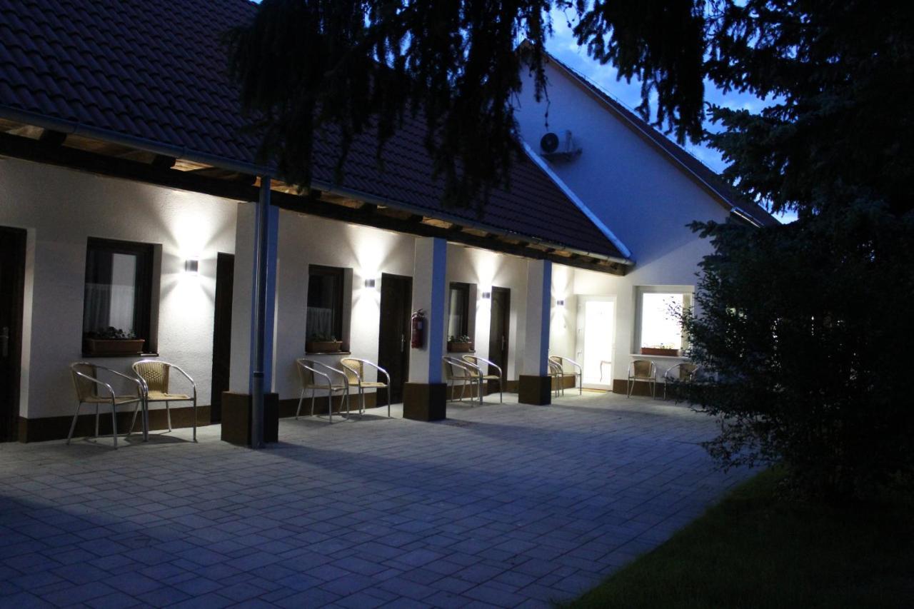 Czermann Holiday Inn Oroszlány Exterior foto