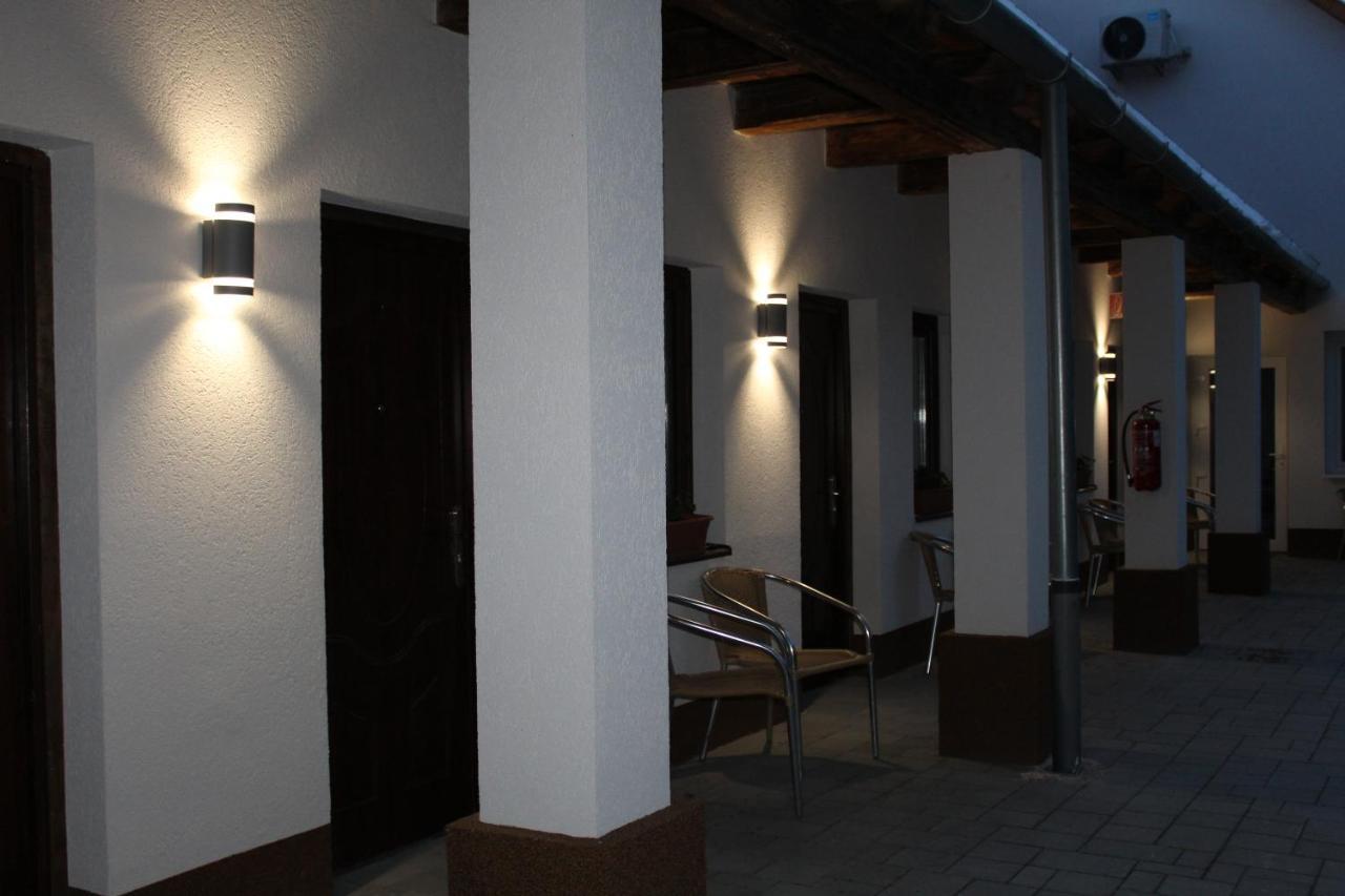 Czermann Holiday Inn Oroszlány Exterior foto