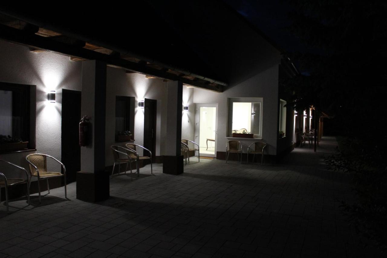 Czermann Holiday Inn Oroszlány Exterior foto